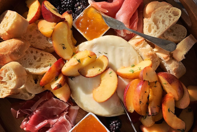 Grilled Brie with Peaches, Prosciutto,Blackberries, and Bread